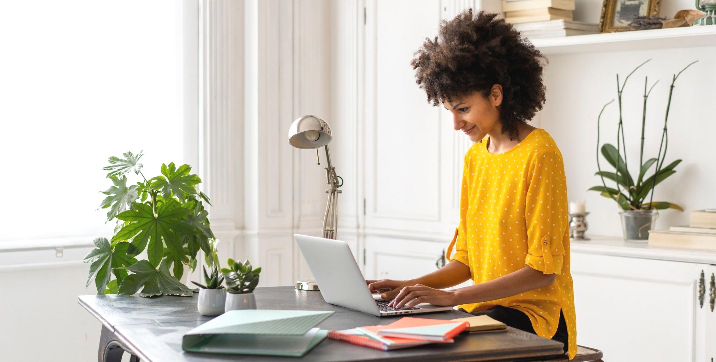 Sessione di analisi bilancio consolidato con documentazione finanziaria e strumenti di lavoro